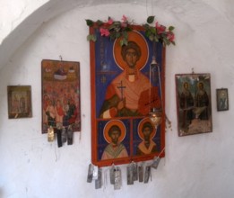 Icoane si tablite de multumire in Bisericuta din Palaiachora